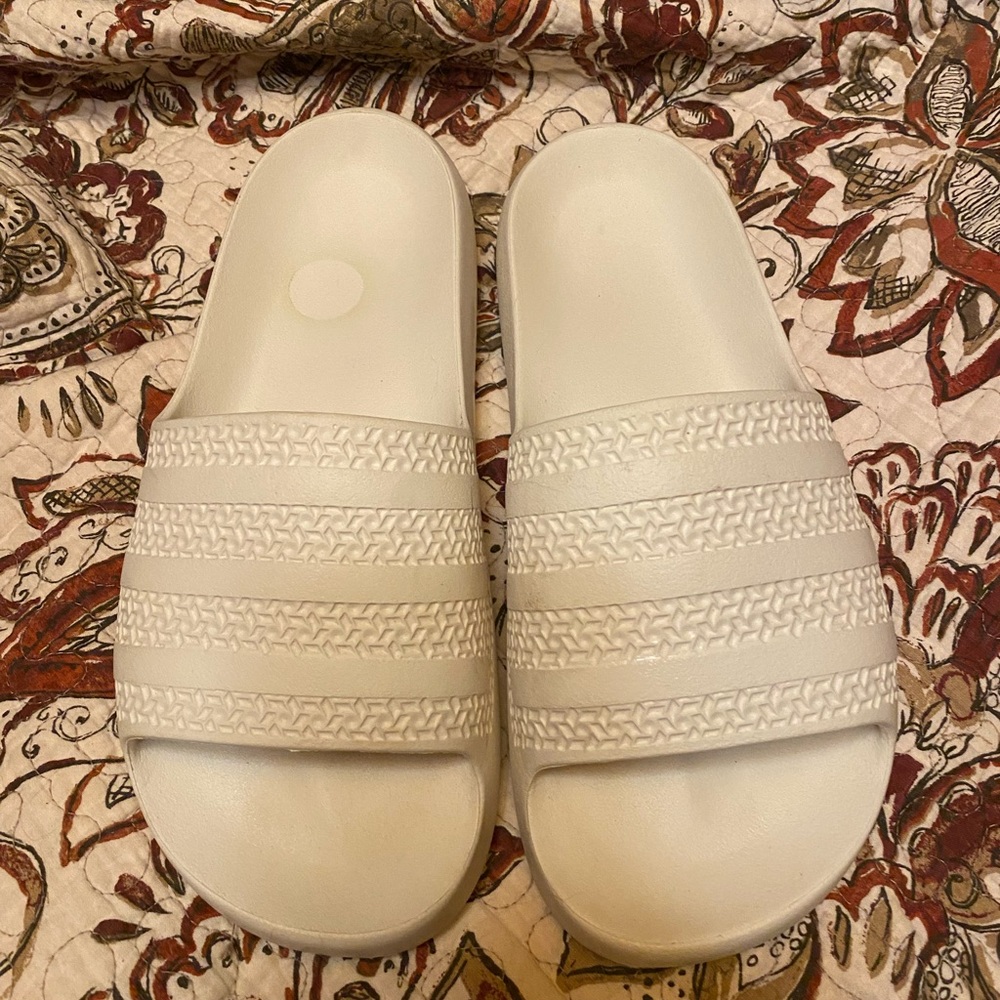 Sz 8 adidas adilette ayooo slides